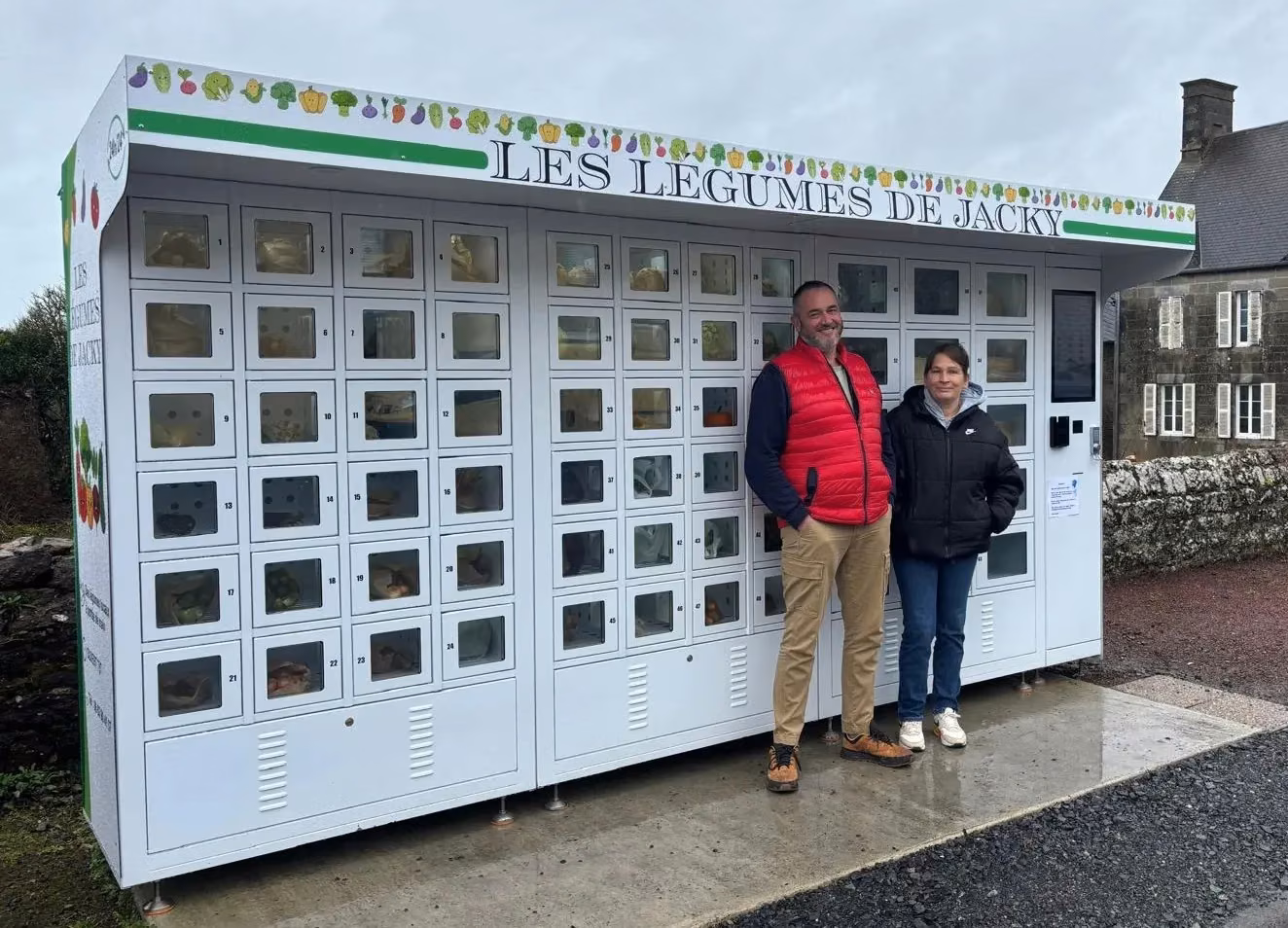 Gekoelde kluisjes van Les Légumes de Jacky onder hun overkapping