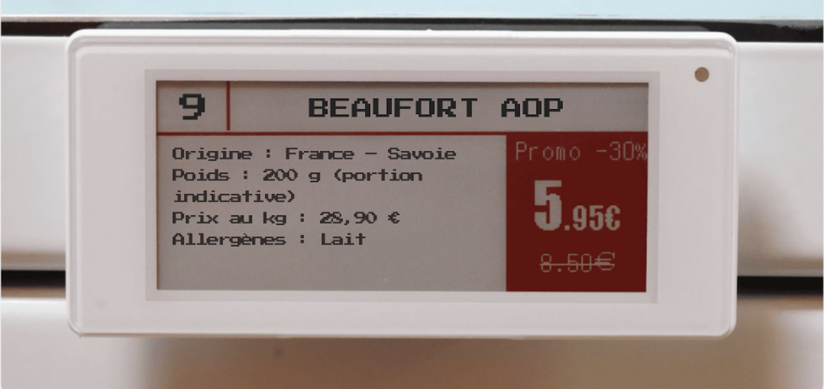 Primo piano di un'etichetta elettronica che mostra una promozione sui formaggi