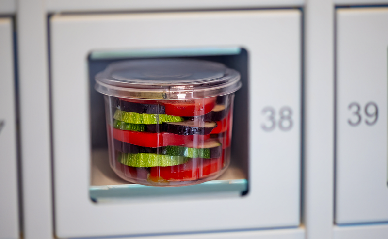 Un piatto pronto in un armadietto refrigerato, pronto per essere venduto e gustato