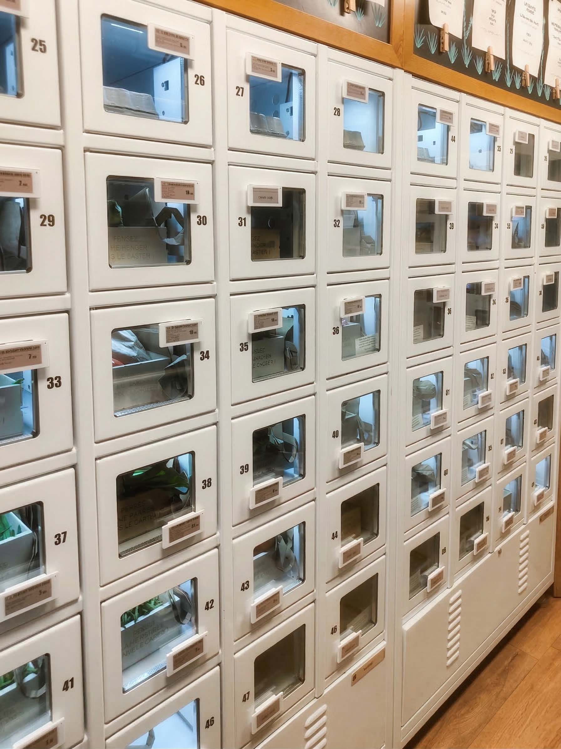 Elektronisches Preisschild unter der Tür eines Schließfachs
