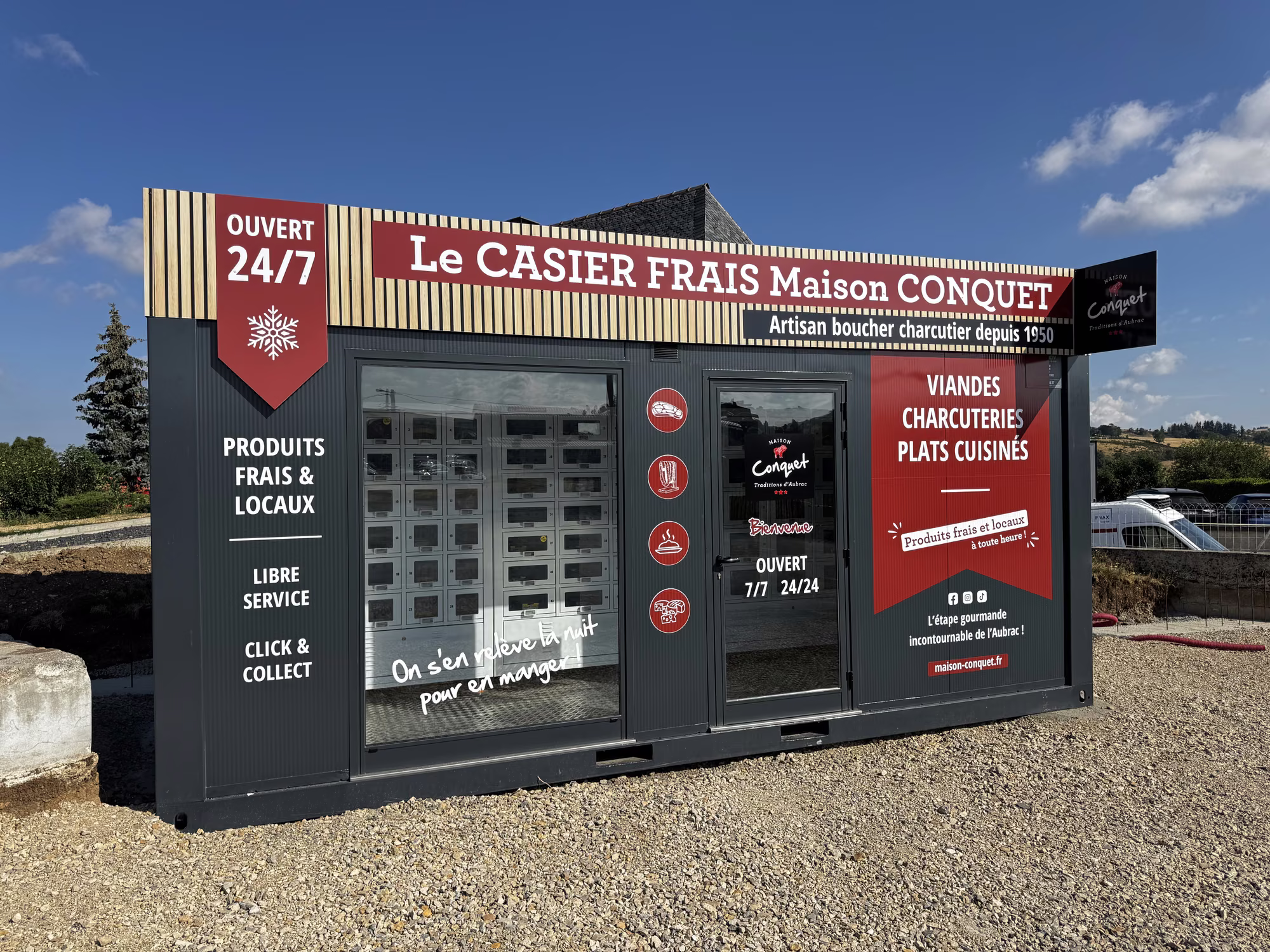 Modulair verkooppunt van Maison Conquet in Laguiole, in de kleuren van de slagerij, 24/7 open