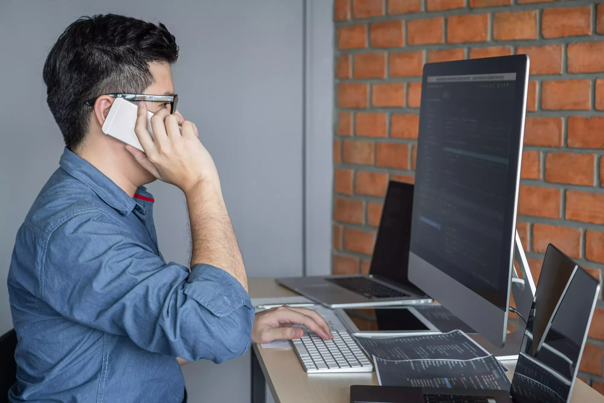 Techniker des Kundendienstes von MonCasierFrais.fr im Telefonat mit einem Kunden